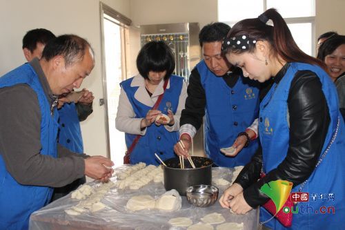 志愿者給老人們包餃子