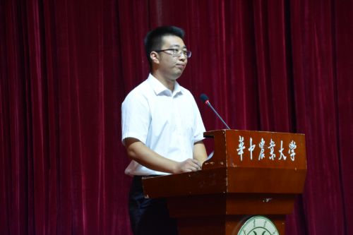 4優秀大學生村官代表蔡富勇