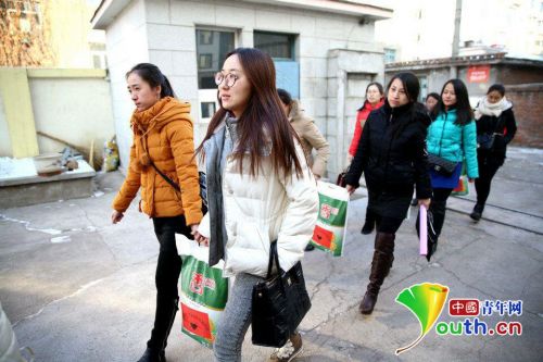 大學生村官帶來慰問品