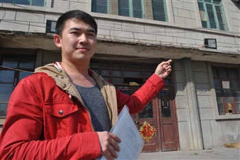 邵凱介紹著曾經工作過的老村部。