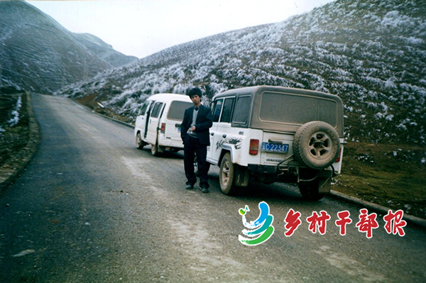 2006年，陳豪的父親買回了一輛北京吉普。從縣城開回家的路上，請朋友拍下這張照片2.jpg