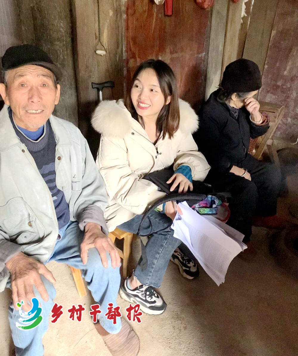 選調生 史家敏 配圖(圖為史家敏（中）走訪農(nóng)戶，右一為唐銀妹2.jpg