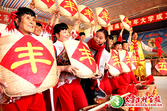 安徽省歙縣富堨鎮(zhèn)富堨村書(shū)記助理林玲莉（前排左三）與村民同臺(tái)演出，歡度元旦佳節(jié)。吳建平攝.JPG