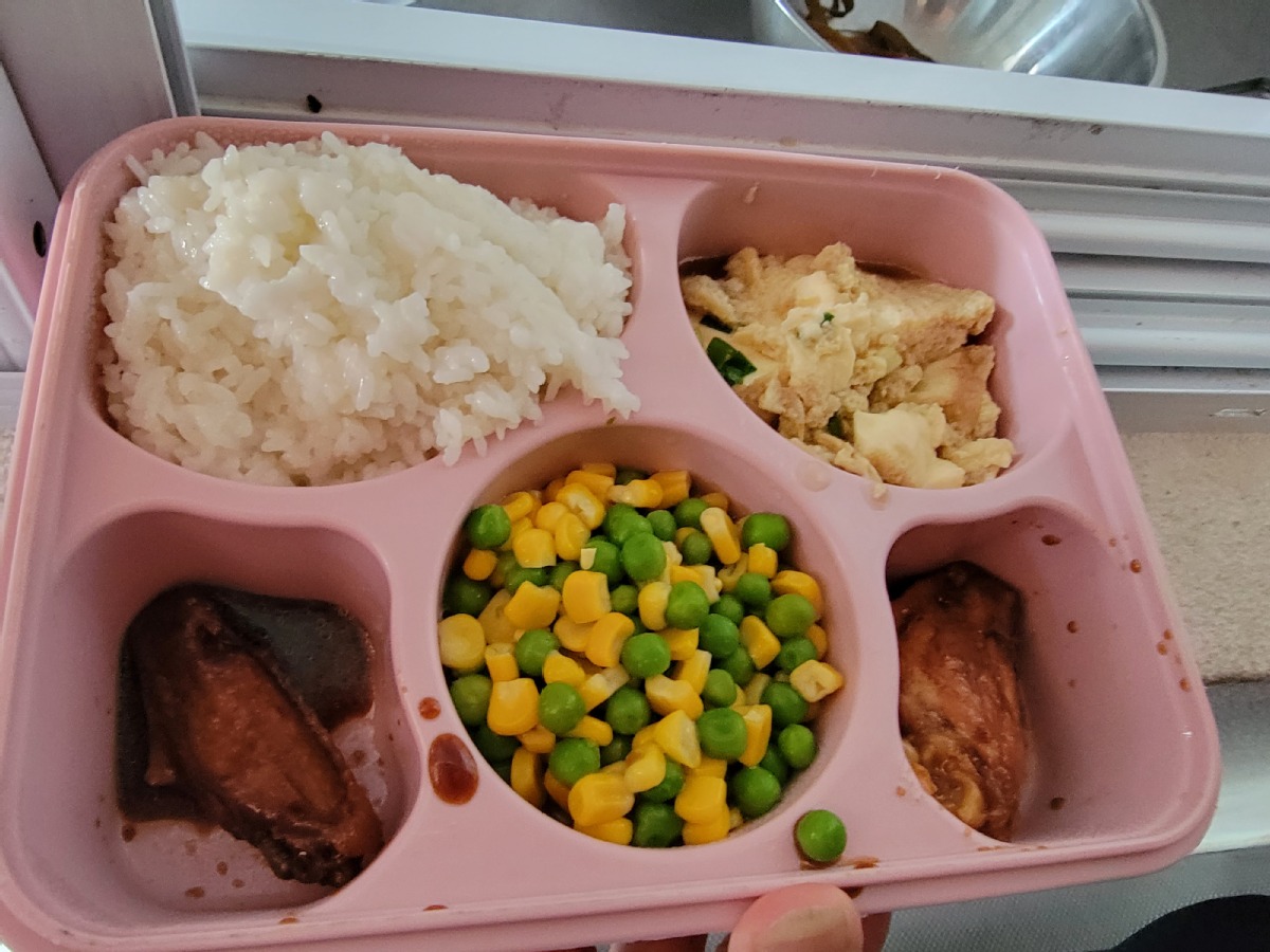 為老助餐點(diǎn)提供的助老餐.jpg