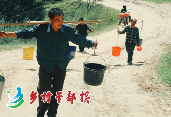 當(dāng)?shù)卮迕襁h足挑水。攝于年2.jpg
