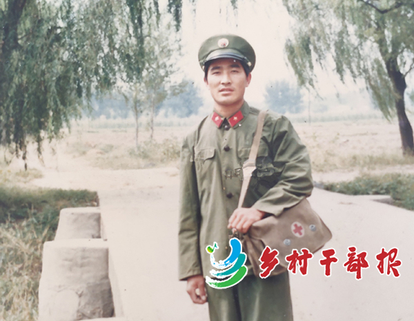 1982年，作者父親在部隊當(dāng)衛(wèi)生員時留影3.jpg