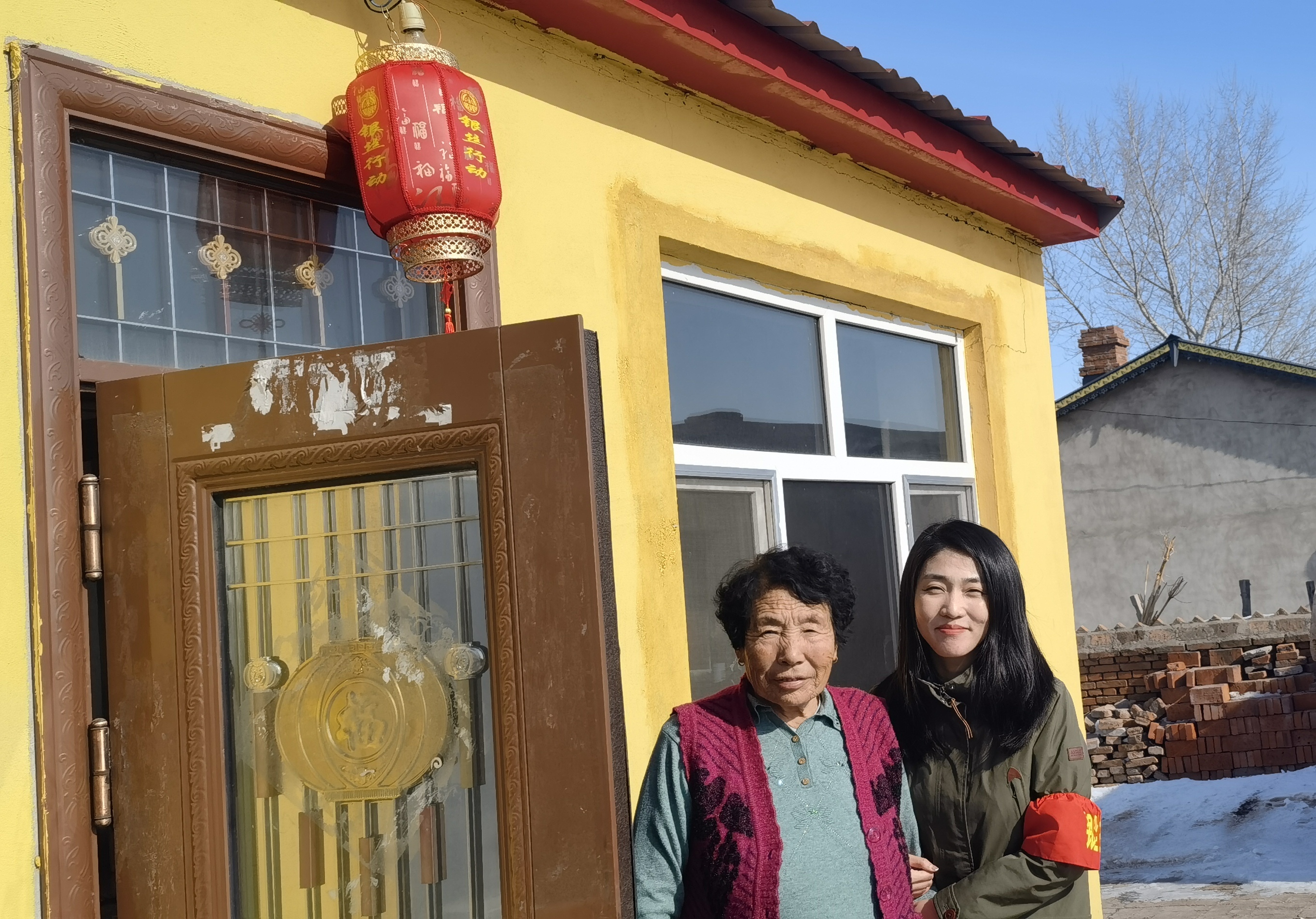 圖為王瑩（右）探望獨(dú)居老人。.jpg